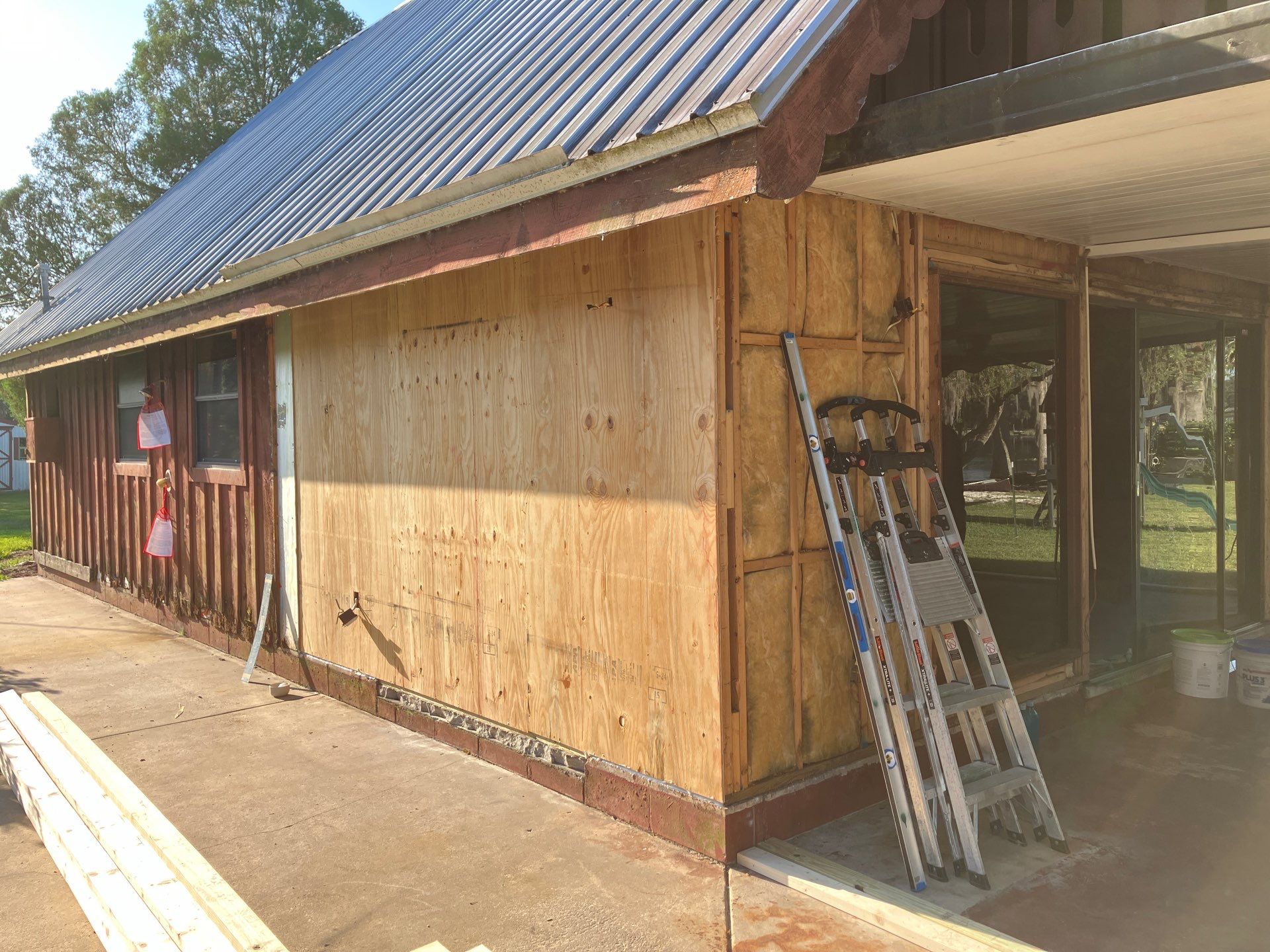 licensed handyman ocala fl technician repairing exterior trim on a central Florida home